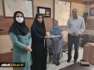 اهدای جایزه از طرف مرکز بهداشت به سرکار خانم سیده زهرا موسوی برای شرکت در مسابقه اینترنتی پیشگیری از سوانح و حوادث به مناسبت هفته جوان 