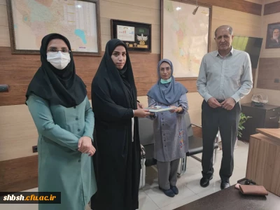 اهدای جایزه از طرف مرکز بهداشت به سرکار خانم سیده زهرا موسوی برای شرکت در مسابقه اینترنتی پیشگیری از سوانح و حوادث به مناسبت هفته جوان 