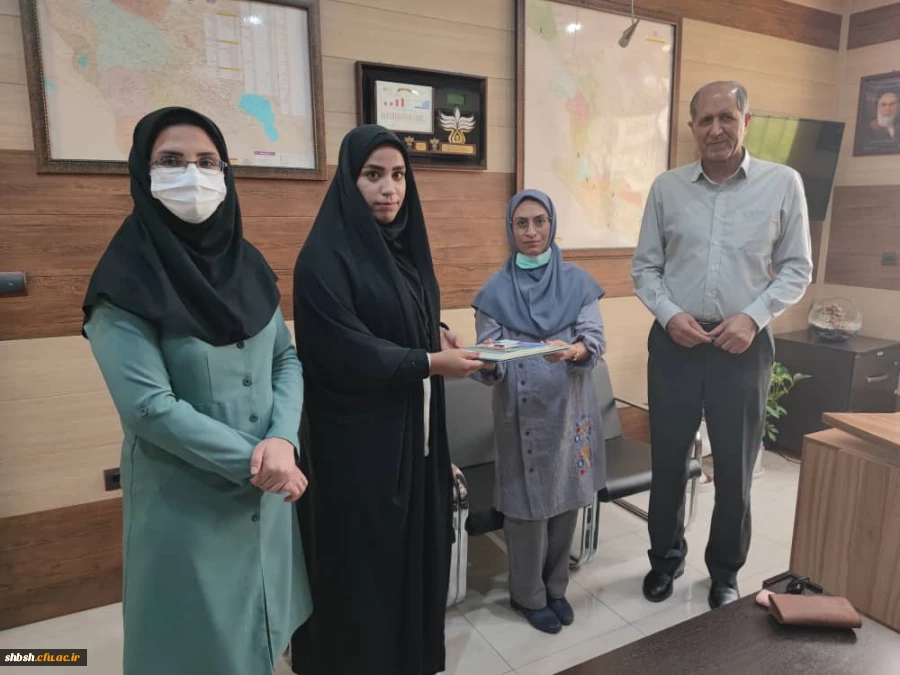 اهدای جایزه از طرف مرکز بهداشت به سرکار خانم سیده زهرا موسوی برای شرکت در مسابقه اینترنتی پیشگیری از سوانح و حوادث به مناسبت هفته جوان  2