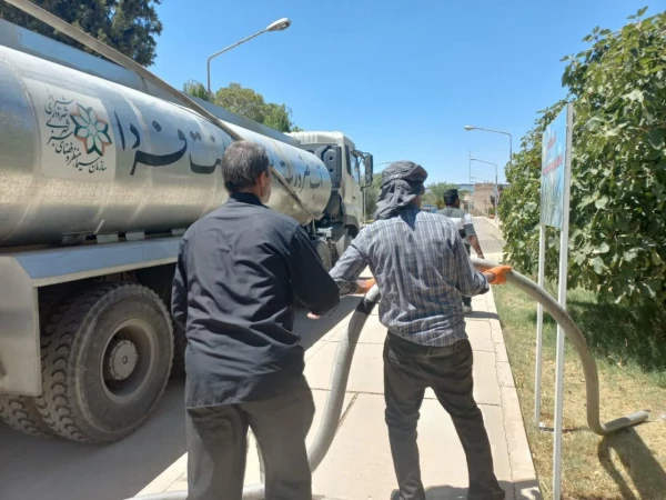 آبرسانی با تانکر آب شهرداری 2