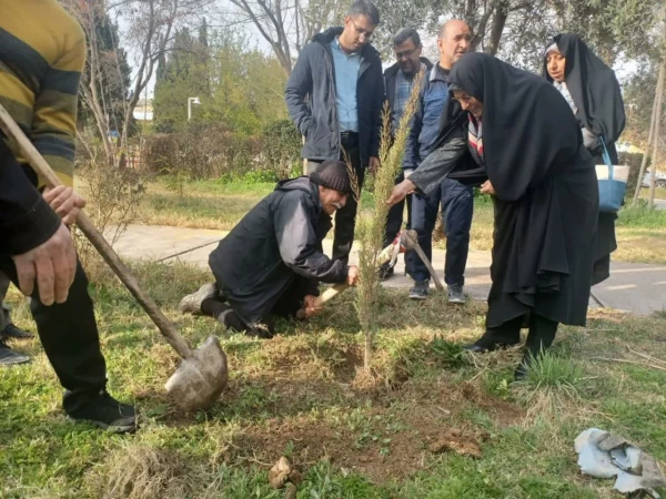 غرس دو نهال به مناسبت روز درختکاری در پردیس شهید باهنر 2