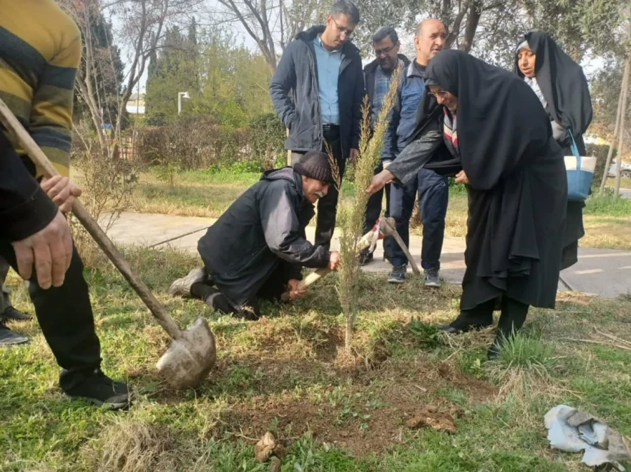 غرس دو نهال به مناسبت روز درختکاری در پردیس شهید باهنر 2