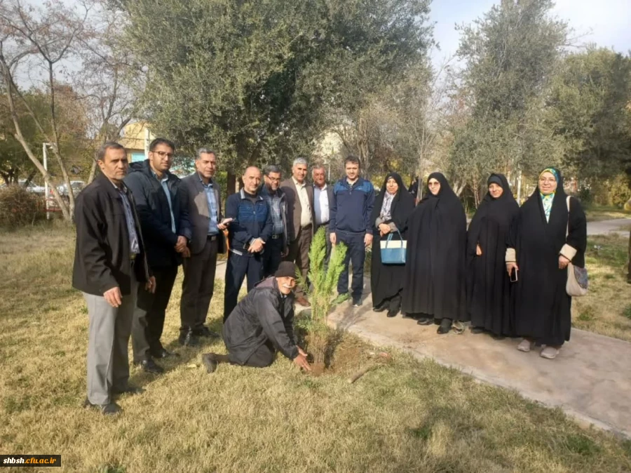 غرس دو نهال به مناسبت روز درختکاری در پردیس شهید باهنر 4