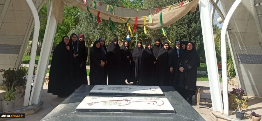 قرائت سوره مبارکه یاسین بر سر قبور مطهر شهدای گمنام پردیس شهید باهنر 2