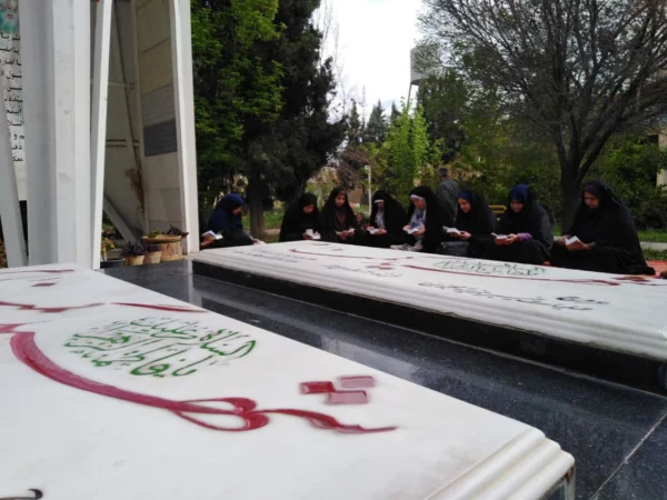 قرائت سوره مبارکه یاسین بر سر قبور مطهر شهدای گمنام پردیس شهید باهنر 3