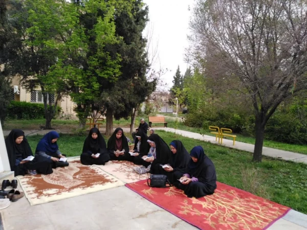 قرائت سوره مبارکه یاسین بر سر قبور مطهر شهدای گمنام پردیس شهید باهنر 4